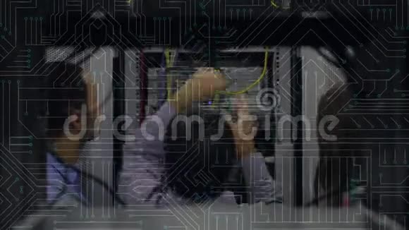 在电脑服务器上工作的人在发光的主板上移动视频的预览图
