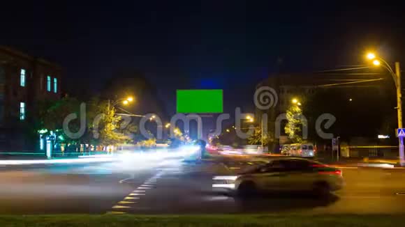 一个广告牌在城市交通的背景上有一个绿色的屏幕曝光时间很长时间流逝视频的预览图