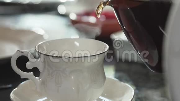 将浇注茶加入陶瓷杯视频的预览图