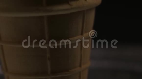 冰淇淋蛋筒相机从下到上移动视频的预览图