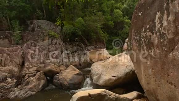 公园内山河瀑布上的大型巨石视频的预览图