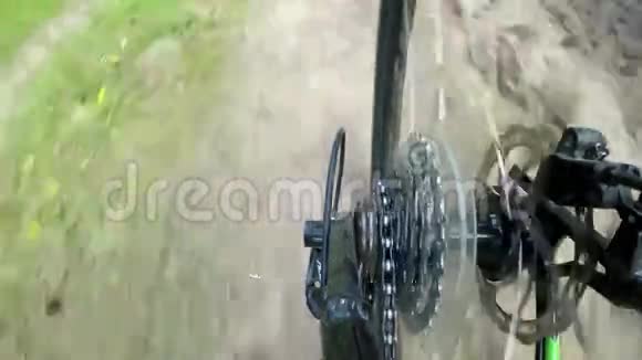 骑自行车穿过森林从后轮卡带齿轮的视图视频的预览图