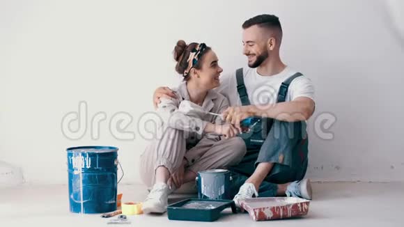 幸福的一对夫妇把他们的第一套公寓画在一起视频的预览图