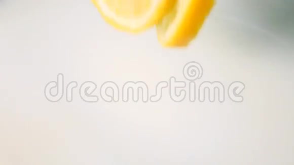 一片片柠檬滴入牛奶中慢动作视频的预览图