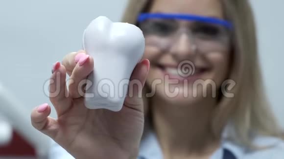 每年去看牙医做清洁的女人视频的预览图