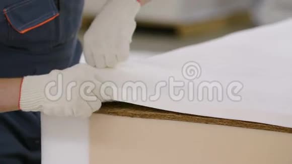 为制造床垫的人的双手特写肖像视频的预览图