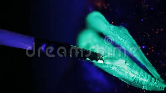 紫外线粉涂唇紫外光视频的预览图