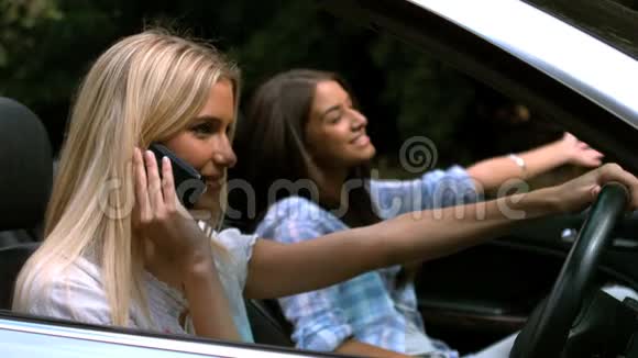 开车时打电话的女人视频的预览图