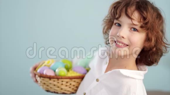 可爱的小男孩带着一个复活节篮子微笑着看着相机视频的预览图