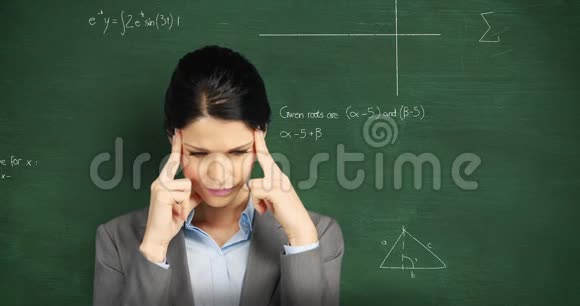 女人在黑板前思考着移动的数学计算视频的预览图