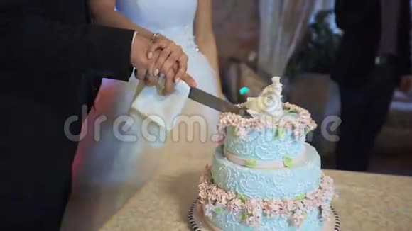 婚礼蛋糕上的切割和折叠盘子视频的预览图