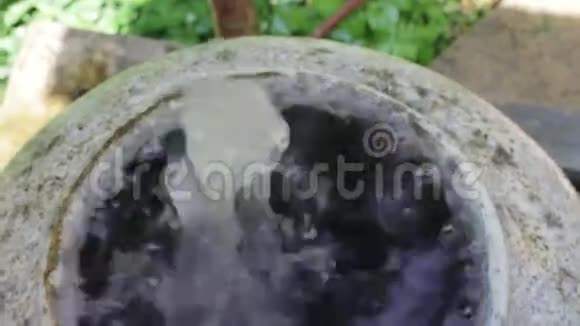花园水喷泉Jar装饰视频的预览图