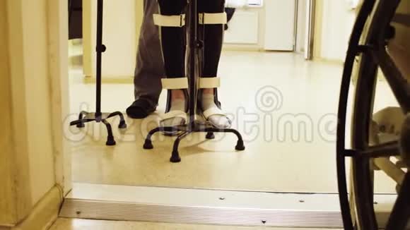 两根手杖支撑矫形器行走时的腿视频的预览图