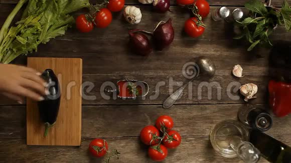 厨师在木桌上切熟茄子视频的预览图