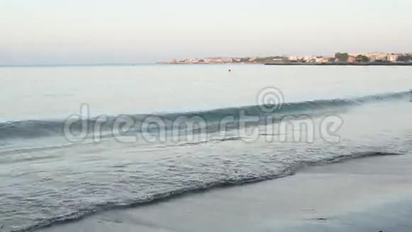 平静的蓝色海浪拍打着海岸线视频的预览图