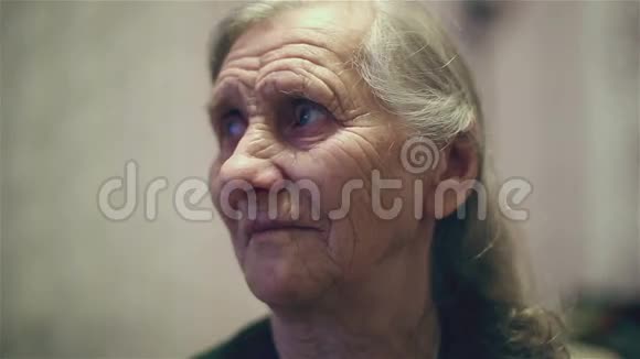 一位白发苍苍的老妇人视频的预览图