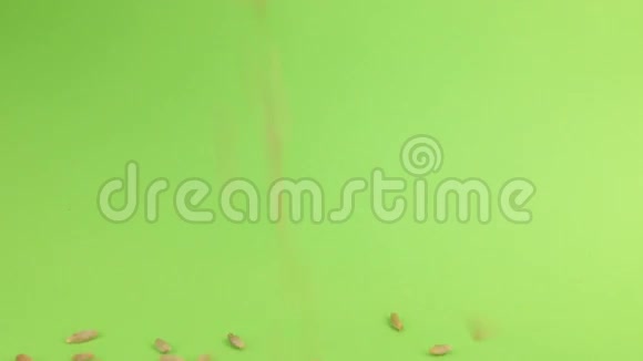 绿色屏幕上黑麦堆上掉落的谷物黑麦视频的预览图