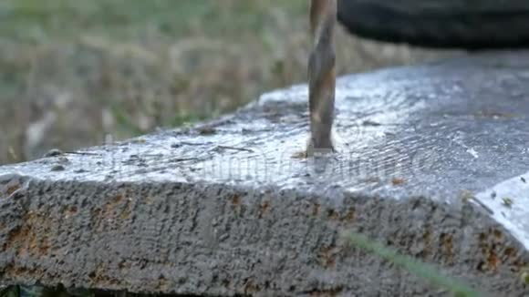 男子手钻木材与手动钻床户外秋季近景视频的预览图