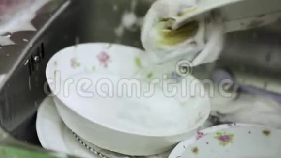 女洗脏盘子视频的预览图