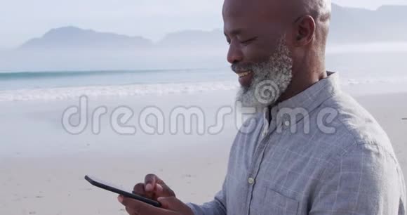 成熟的男人在外面海边享受时光视频的预览图