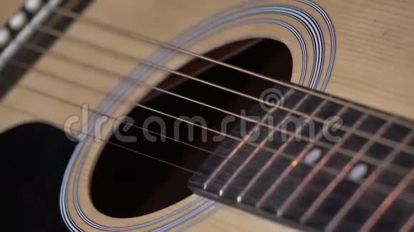 弹吉他的女孩关门视频的预览图