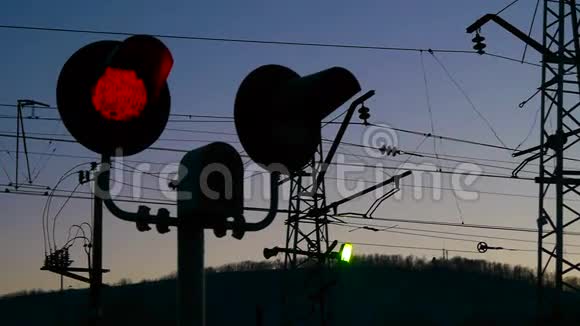 黑天火车站信号灯或红绿灯视频的预览图