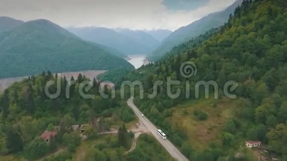 一辆公共汽车在山路上行驶山上空中摄影从复印机上拍摄视频的预览图
