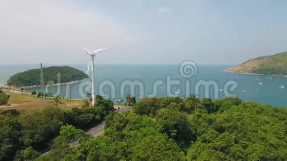 电能风电站普吉纳哈恩海滩附近的风车高清视频的预览图