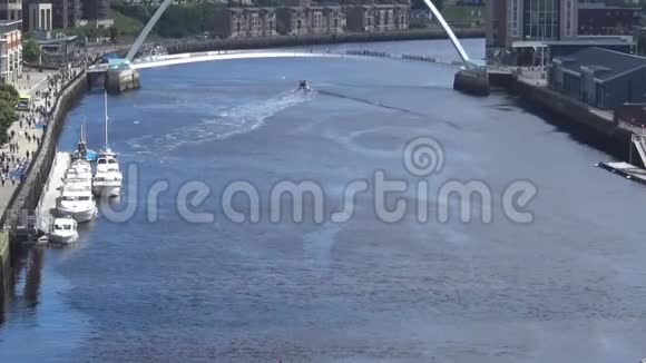 游艇漂浮在15s河上视频的预览图