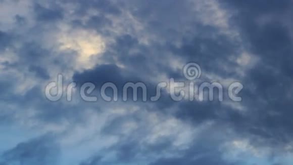 天空乌云密布深蓝色的天空白云阴天的自然阳光视频的预览图