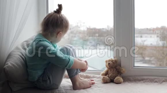 坐在窗台上的悲伤女孩视频的预览图