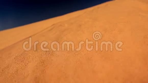 白色沙丘的特写流沙视频的预览图