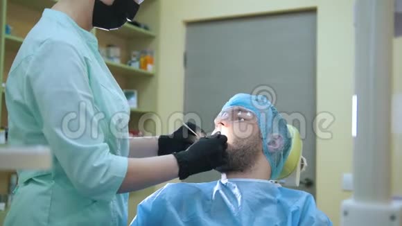 牙科诊所的医生和病人检查口腔视频的预览图
