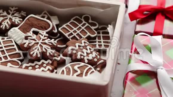美味的新鲜圣诞装饰姜饼饼干放在木箱里视频的预览图