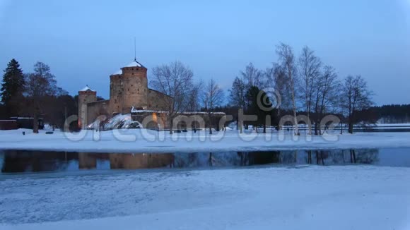 三月黄昏的老奥拉文林纳城堡芬兰萨文林纳视频的预览图