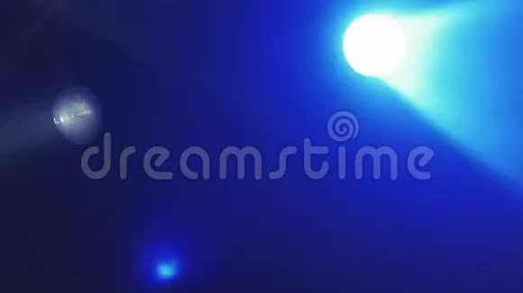 在夜总会派对上旋转蓝色和白色聚光灯照明吸烟视频的预览图