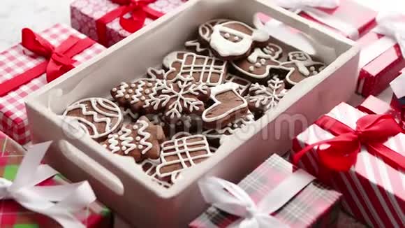 美味的新鲜圣诞装饰姜饼饼干放在木箱里视频的预览图
