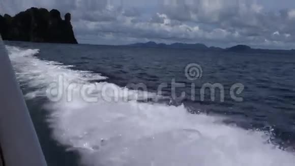热带海域帆船的水溅视频的预览图
