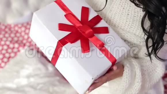 圣诞节或新年礼物在女孩手中视频的预览图