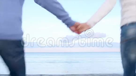 在海滩上奔跑拥抱情侣视频的预览图