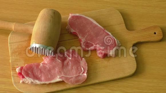 木质砧板上鲜猪肉牛排的嫩化视频的预览图