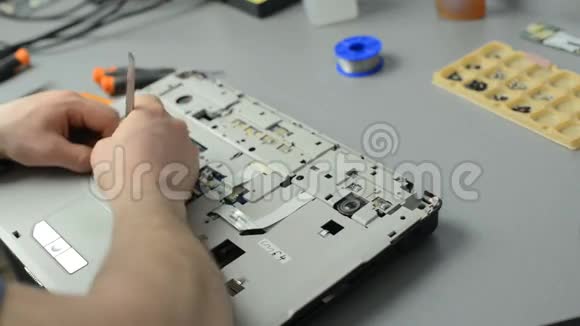 工程师拆除笔记本电脑进行修理视频的预览图