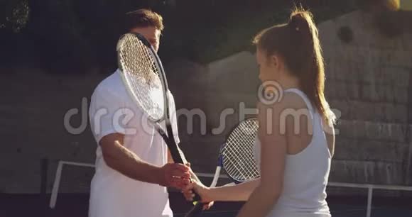 男女在晴天打网球视频的预览图