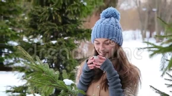 冬天在户外喝热茶的美女视频的预览图