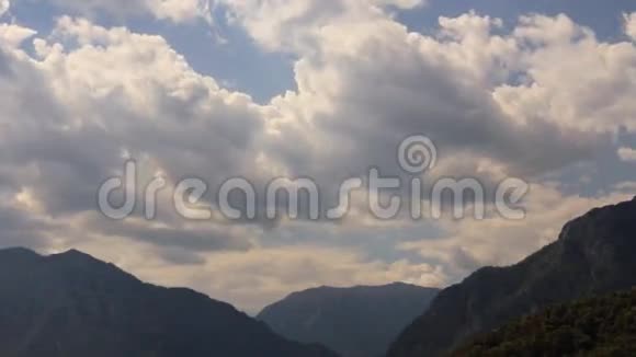 山谷上空的云视频的预览图