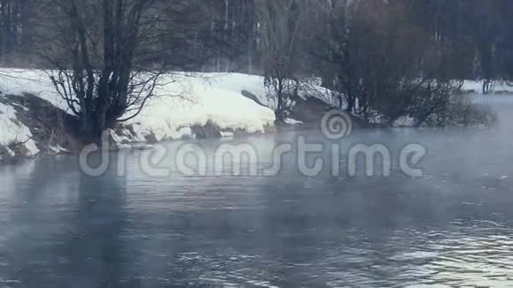 冬天的场景冬天的河流上有雾冬天的森林河薄雾般的早晨视频的预览图