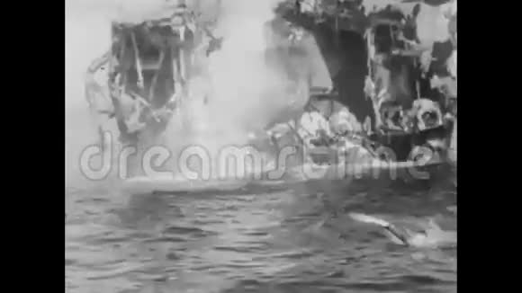1941年士兵们从沉没的军舰上跳入大海视频的预览图