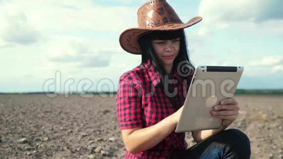 智慧生态是一种收获农业的耕作理念女孩农民用数字平板电脑研究生活方式地球污垢在视频的预览图