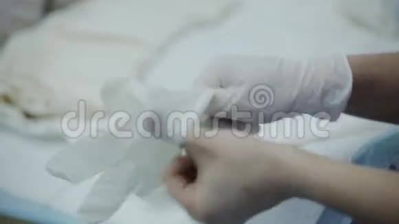 女外科医生在手术室戴手套视频的预览图