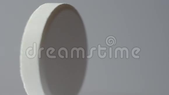 白色药丸在白色背景上旋转宏观的视频的预览图